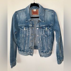 Womans Levi trucker jacket- Size small